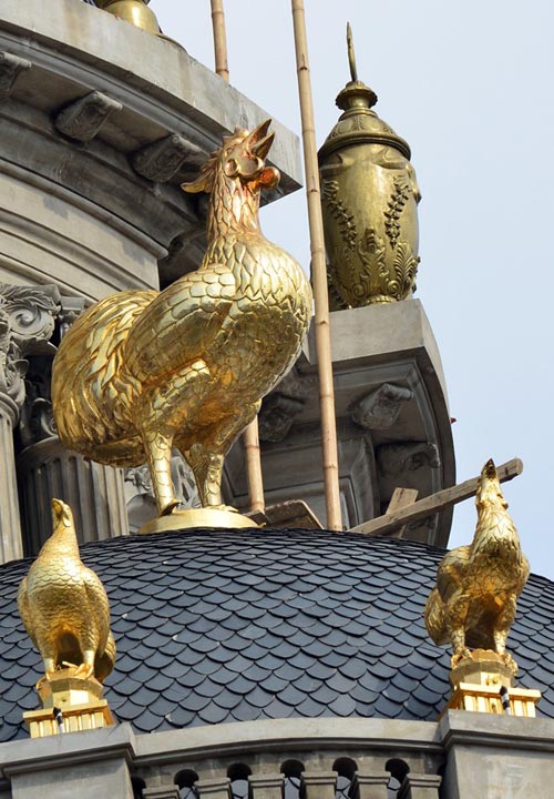 1400605799 13 jpg3 Chiêm ngưỡng lâu đài gắn 6 con gà dát vàng ở Hà Nội